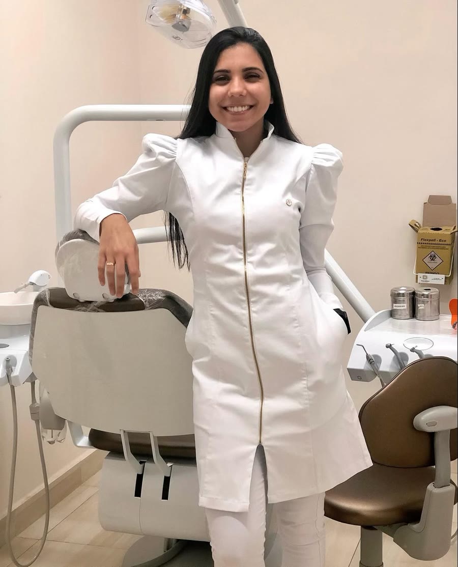 Dentista usando jaleco Jaleca