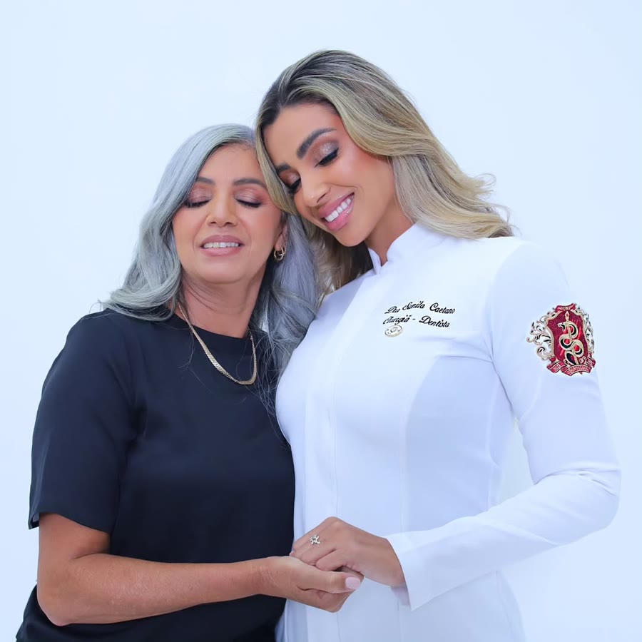 Dentista usando jaleco branco Jaleca